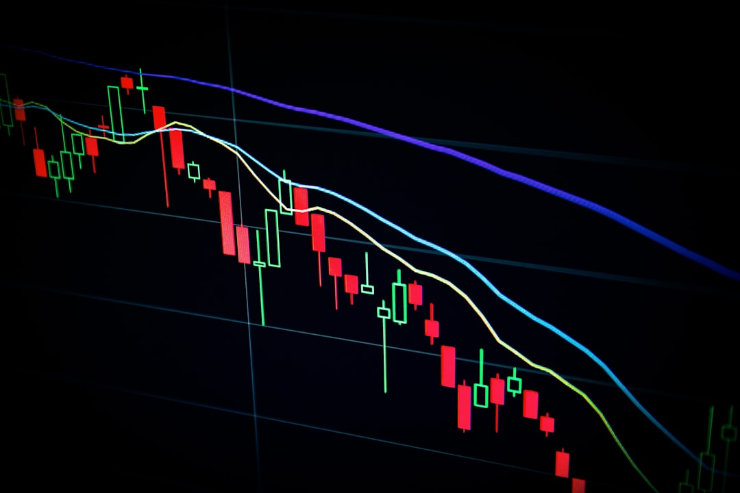 Ein Trader analysiert Aktienkurse auf einem Laptop in einer Börsensimulation