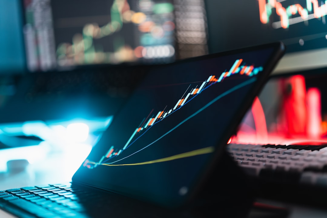 Grafische Darstellung einer erfolgreichen Trading-Strategie auf einem Tablet